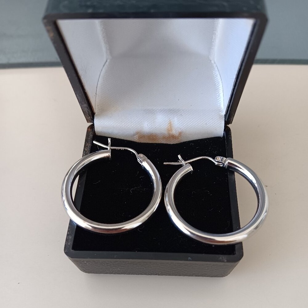 14KT Fine White Gold Round Hoop Earrings